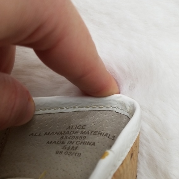 Liz Claiborne Tan & White Cork Flats - Picture 4 of 8